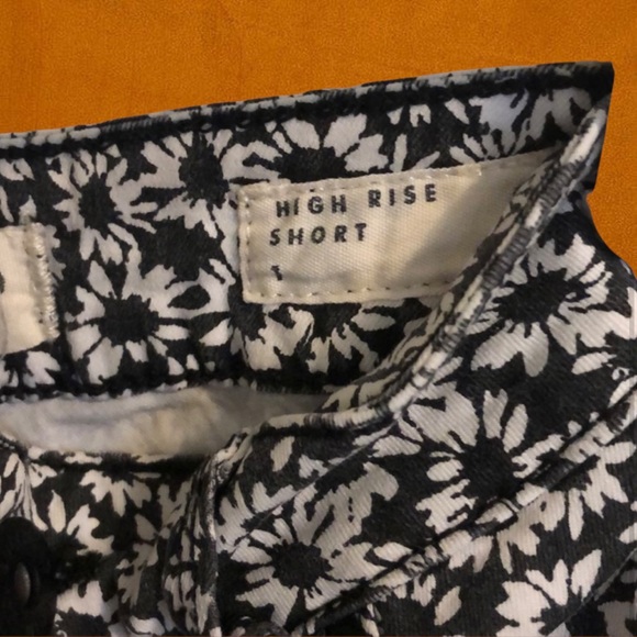 High-waisted shorts - Picture 2 of 3